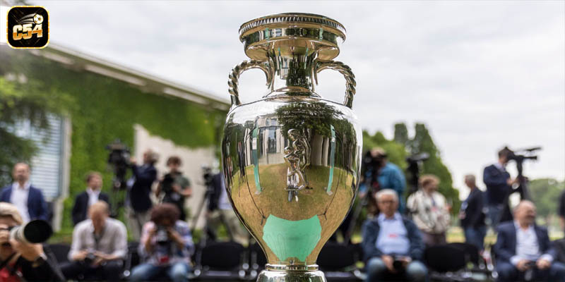 Lý do giữ nguyên chu kỳ bốn năm của giải đấu Euro